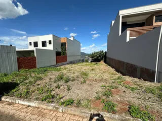 Fachada de uma residência em Lajeado, Brasil, mostrando o exterior e a área gramada em frente.