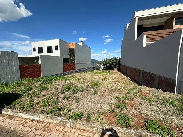 Fachada de uma residência em Lajeado, Brasil, mostrando o exterior e a área gramada em frente.