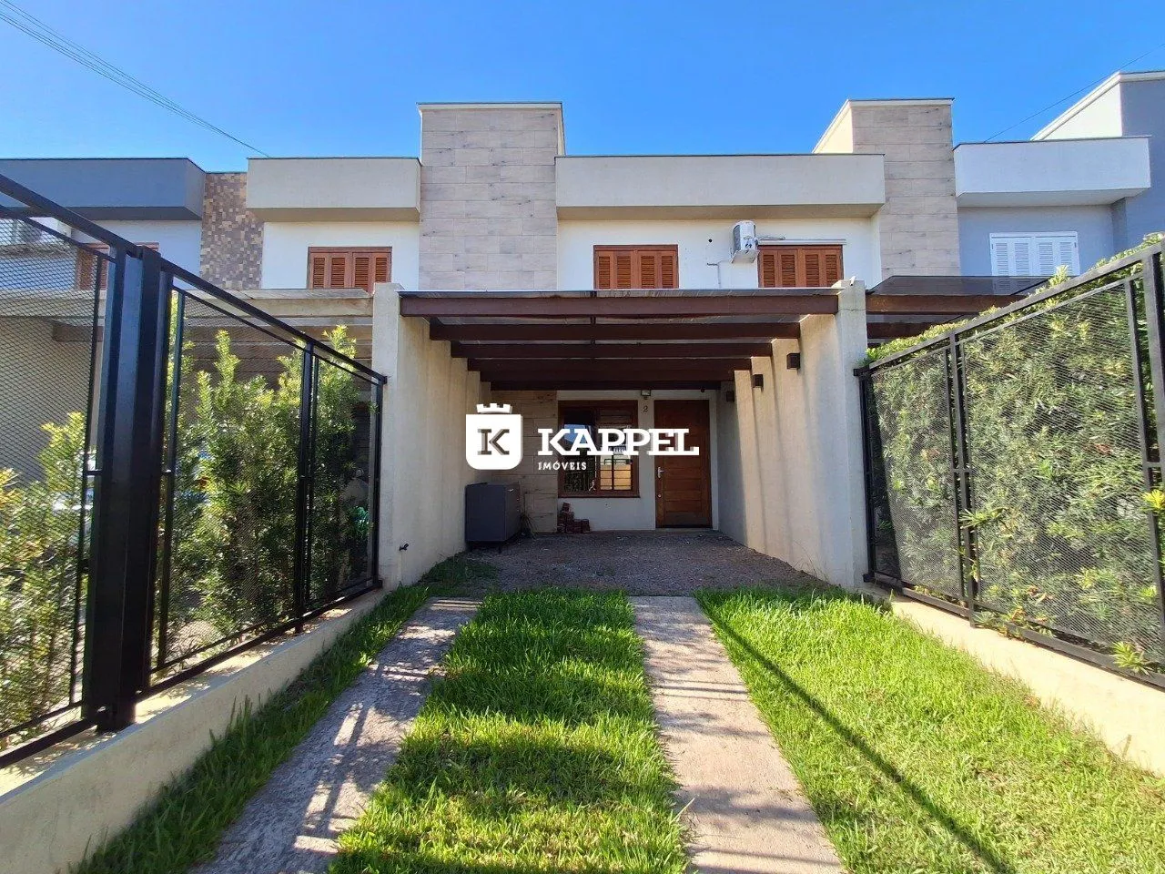 Foto da fachada de uma residência em Lajeado, Brasil, mostrando a entrada principal.