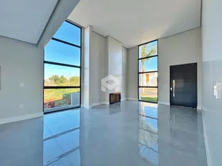 Sala de estar com grandes janelas que oferecem vista para o exterior.