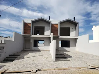 Fachada de uma casa moderna branca com arquitetura contemporânea em Lajeado, Brasil.