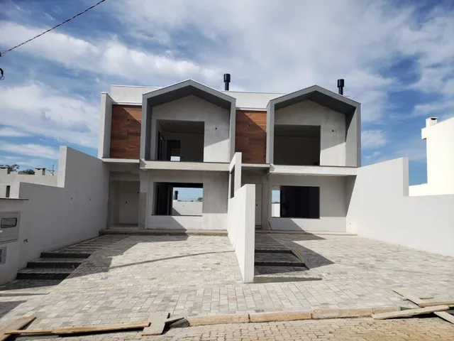 Fachada de uma casa moderna branca com arquitetura contemporânea em Lajeado, Brasil.