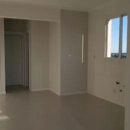 Hall de entrada com paredes brancas e porta.