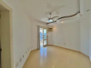 Sala de estar com piso claro e teto decorado.