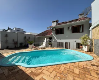 Foto da fachada de uma residência com piscina externa em Lajeado, Brasil.
