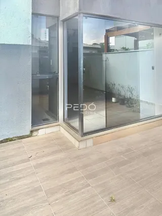 Fachada de um imóvel com grandes portas de vidro.