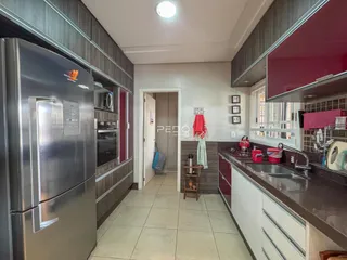 Imagem de uma cozinha moderna com armários e eletrodomésticos de aço inoxidável.