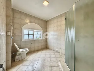 Foto de um banheiro com piso e paredes de cerâmica.