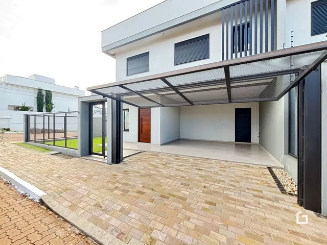 Fachada de uma residência em Lajeado, Brasil, com área externa pavimentada.