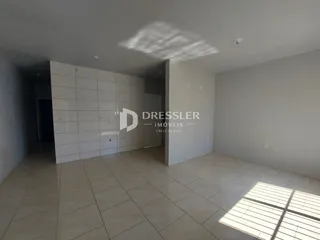 Hall com piso de cerâmica claro na área interna da propriedade.