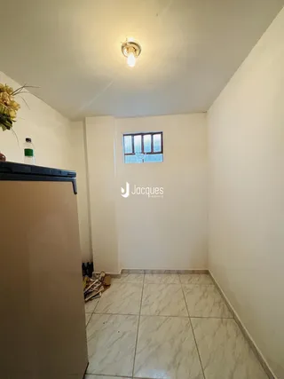 Hall com piso de cerâmica e janela.