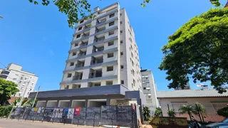 Fachada de um prédio residencial em Lajeado, Brasil, sob céu azul.