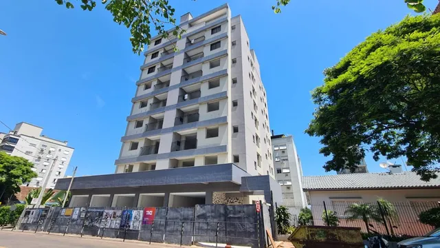 Fachada de um prédio residencial em Lajeado, Brasil, sob céu azul.