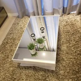 Foto de um objeto branco em um ambiente interno.