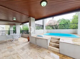 Vista da área da piscina e deck de uma propriedade em Lajeado.