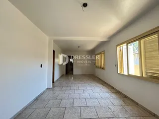 Corredor interno de uma residência com piso de cerâmica.