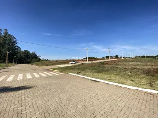 Vista da rua e área gramada de uma propriedade em Lajeado.