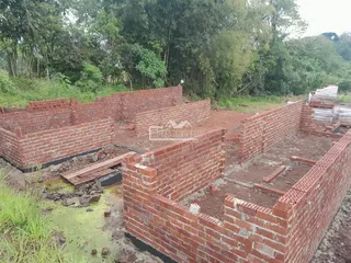 Paredes de tijolo vermelho em construção em Lajeado.
