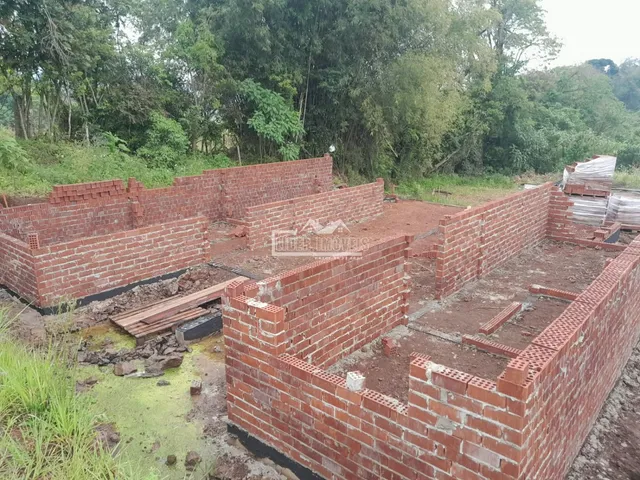 Paredes de tijolo vermelho em construção em Lajeado.