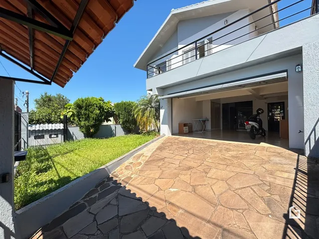 Vista da fachada de uma casa em Lajeado, Brasil, com área externa e jardim.