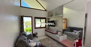 Esta é uma foto da sala de estar com sofá e televisão.