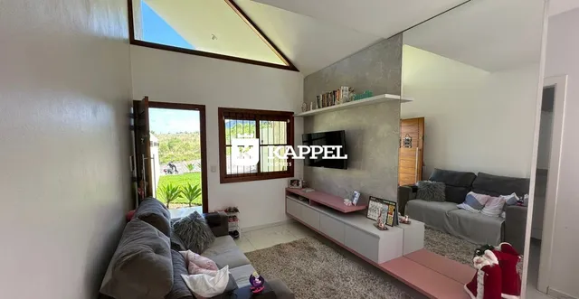 Esta é uma foto da sala de estar com sofá e televisão.