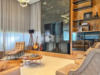 Sala de estar moderna com lareira e decoração de madeira.