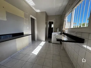 Vista interna de uma cozinha com piso cerâmico e janela em Lajeado.