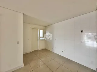 Hall de entrada com piso de cerâmica clara e paredes brancas.