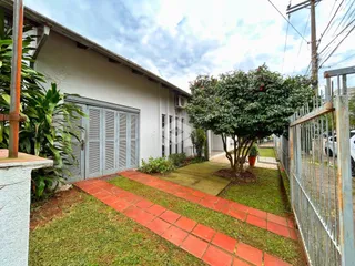 Fachada de uma casa em Lajeado, Brasil com jardim e muro de ferro.