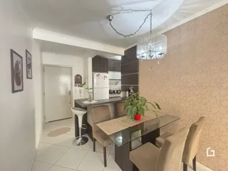 Interior de uma sala de jantar com mesa e cadeiras em um imóvel no Brasil.