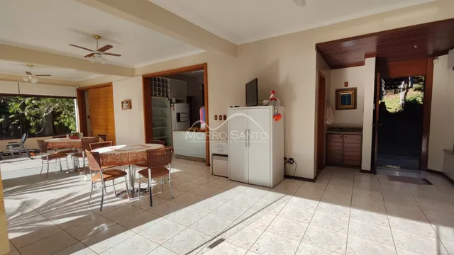 Sala de jantar com mesa e piso de cerâmica em um imóvel em Lajeado.