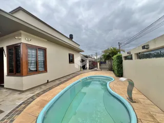 Fachada de casa com piscina no quintal.