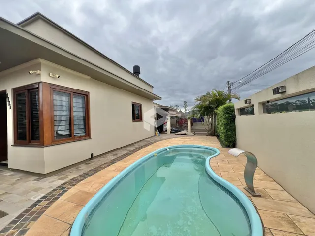 Fachada de casa com piscina no quintal.