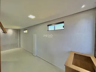 Ambiente interno com paredes brancas e piso claro.