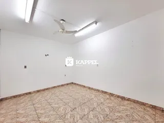 Foto de um cômodo vazio com piso de cerâmica e teto branco.