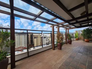 Vista da varanda com vista para a paisagem urbana.