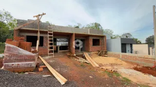Fachada de uma construção em Lajeado, Brasil, com materiais de construção visíveis.