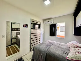 Quarto com cama e televisão em um apartamento.