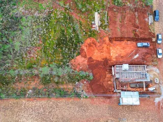 Vista aérea de um terreno em Lajeado, Brasil, mostrando área de construção e vegetação.