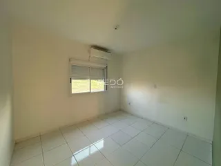 Ambiente interno com piso de cerâmica e ar-condicionado instalado.