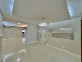 Sala de estar de um imóvel em Lajeado, Brasil, com piso branco e teto alto.