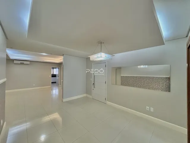 Sala de estar de um imóvel em Lajeado, Brasil, com piso branco e teto alto.