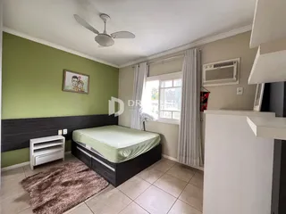 Quarto com cama e janela em um imóvel no Brasil.