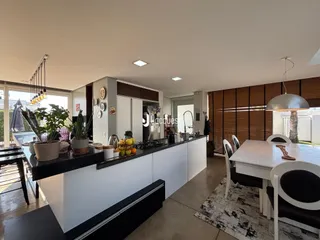 Vista da cozinha e área de jantar de uma propriedade em Lajeado, Brasil.