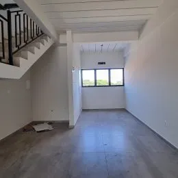 Foto de um corredor interno com escadaria e teto de forro.