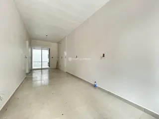 Corredor interno com paredes brancas e piso claro.
