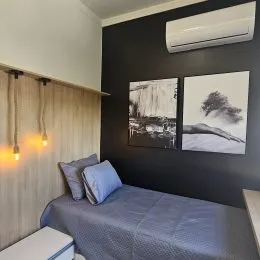 Foto de um quarto com cama e ar condicionado instalado.