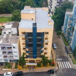 Fachada de um prédio residencial em Lajeado, Brasil, com vários andares.