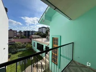 Vista de uma varanda com grade preta em uma residência em Lajeado.